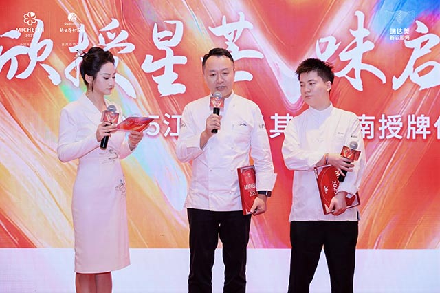 香格里拉集团区域中餐行政总厨 侯新庆(中)&鼎膳·匠宴(相城)厨师长 王杰(右)